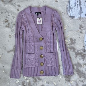 Long-sleeved V-neck cable knit with wood button in mauve!